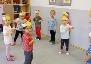 Przedszkolaki w takcie zabaw muzyczno – ruchowych.