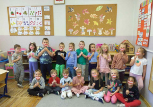 Dzieci z grupy Odkrywcy szeroko uśmiechają się z okazji Dnia uśmiechu.