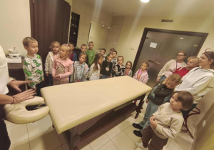 Dzieci wraz z paniami odwiedziły salę do masażu.