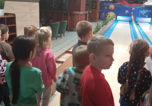 Grupa dzieci z Odkrywców przyszły na kręgle.