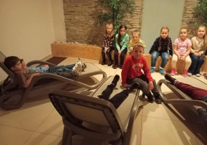 Dzieci w sali relaksacyjnej.