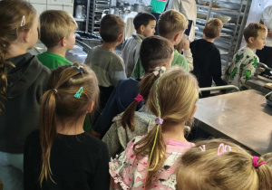 Dzieci z grupy Motylków zwiedzają kuchnię w hotelu.