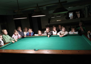 Dzieci z grupy Motylków w sali bilardowej.