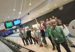 Dzieci z grupy Motylki odwiedziły kręglarnię.