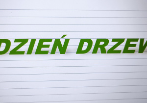 na zdjęciu przedstawiony jest napis „Dzień drzewa” .