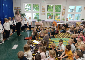 Pani wita wszystkie dzieci oraz przybyłych gości.