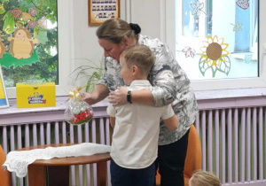 Chłopiec wręcza upominek pani Wicedyrektor.