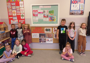 Zdjęcie przedstawia dzieci pozujące do wspólnej fotografii.