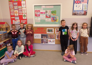 Zdjęcie przedstawia dzieci pozujące do wspólnej fotografii.