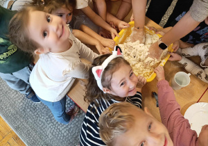 Wspólne ugniatanie masy solnej.