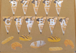 Na zdjęciu tablica tematyczna z napisem dzień chleba i dekoracją.