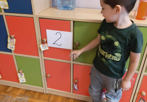 Chłopiec odnajduję kopertę z cyfrą 2.
