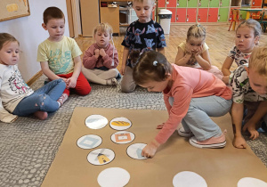 Dzieci grają w grę Memory z obrazkami dotyczącymi pieczenia chleba.