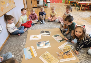 Dzieci układają obrazki przedstawiające kolejne etapy pieczenia chleba.