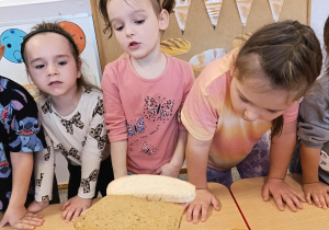 Dzieci oglądają różne rodzaje pieczywa.