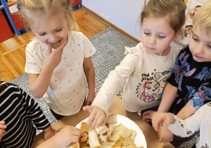 Dzieci degustują pieczywo.