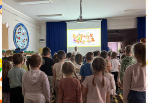 Dzieci uczą się postawy w stosunku do obcych zwierząt