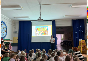 Dzieci oglądają bajkę edukacyjną dotyczącą kontaktów z obcymi