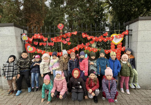 Smerfy pozują z przywieszonymi przez siebie serduszkami.