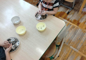 Dzieci podczas zabawy w „Kopciuszka”.