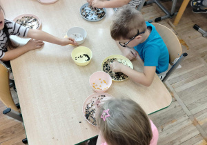 Dzieci oddzielają ziarenka.