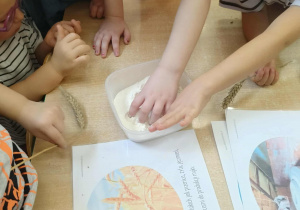 Dzieci badają mąkę.