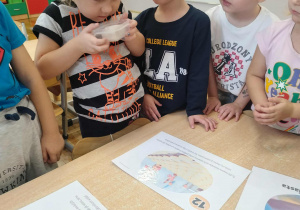 Dziewczynka wącha drożdże.