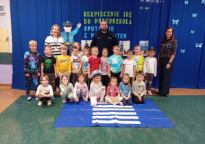 Na zdjęciu widzimy dzieci z grupy Motylki z Policjantami.