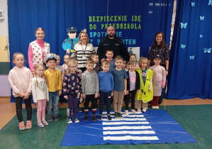 Na zdjęciu widzimy dzieci z grupy Smerfy z Policjantami.