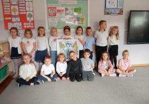 Na zdjęciu widzimy dzieci z grupy Odkrywcy pozujących z plakatem z okazji Spotkania z Policjantami.