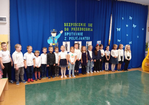 Na zdjęciu widzimy dzieci z grupy Odkrywców witających gości piosenką.