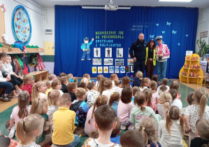 Na zdjęciu widzimy Policjanta i Nauczycielki z elementami umundurowania policyjnego.