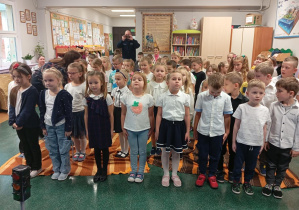 Na zdjęciu dzieci z grupy Odkrywcy, Smerfy i Motylki prezentują postawę obronną „Drzewo” w razie ataku groźnego psa.