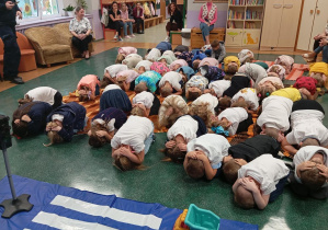 Na zdjęciu dzieci z grupy Odkrywcy, smerfy i Motylki prezentują postawę obronną „żółwia” na wypadek ataku agresywnego psa.