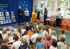 Na zdjęciu widzimy nauczycielkę oraz Panią Wicedyrektor składające podziękowanie Policjantom za lekcję „Bezpiecznie idę do przedszkola”.