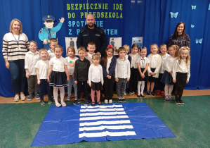 Na zdjęciu widzimy dzieci z grupy Odkrywcy z Policjantami.