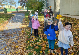 Dzieci pokazują liście.