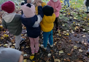 Dzieci przy karmniku.