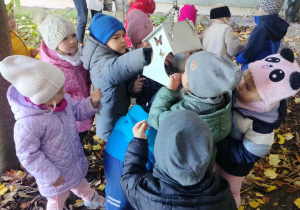 Dzieci dokarmiają ptaki.