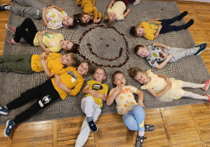 Dzieci ułożyły z kasztanów uśmiechniętą emotkę.