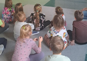 Dzieci z grupy „Motylki” oglądają film edukacyjny.