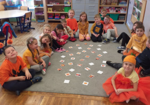 Zdjęcie przedstawia dzieci grające w grę Memory.