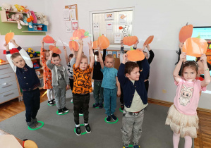 Dzieci z grupy „Misie” podczas „dyniowego tańca”.