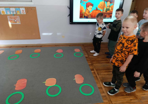 Dzieci z grupy Misie przygotowują się do „dyniowych zawodów sportowych”.