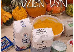 Na stole leżą dynie oraz produkty potrzebne do babeczek.
