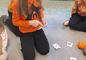 Dziewczynka rozwiązuje zadanie matematyczne.