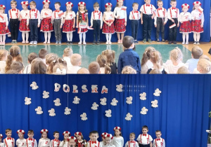 Kolaż przedstawia występ grupy Smerfy z okazji Dnia Odzyskania Niepodległości