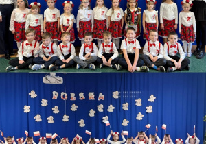 Kolaż przedstawia występ grupy Smerfy z okazji Dnia Odzyskania Niepodległości