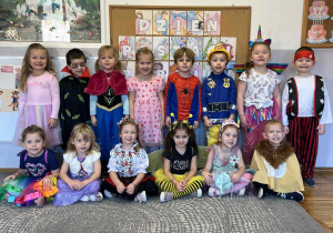 Przedszkolaki wspólnie pozują do zdjęcia.