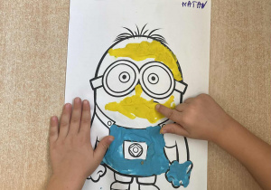 Chłopiec podczas wykonywania pracy plastycznej. 4-latki biorą udział w bajkowym balu.